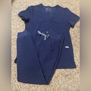 FIGS women’s navy scrub set